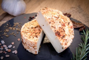 BIO Čerstvý sýr s kořením - měkký plnotučný nezrající sýr