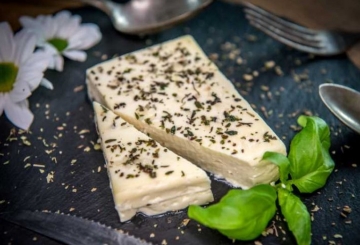 BIO Balkánský sýr ochucený - měkký, plnotučný, nezrající